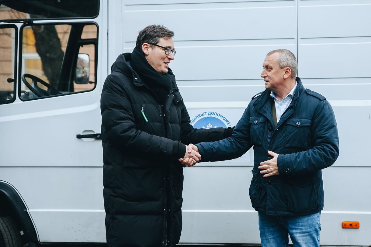 Karácsony Gergely Kárpátaljára utazott, egy emelőkosaras kocsit is vitt ajándékba