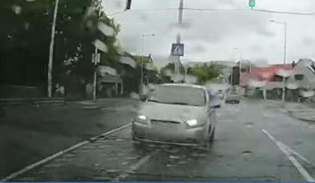 Felugratott a járdaszigetre, majd nekivágott szemből a forgalomnak egy autós – videó