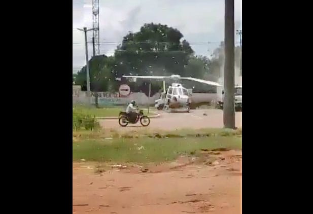Egy helikopter gyakorlatilag megskalpolt egy óvatlan teherautót – videó