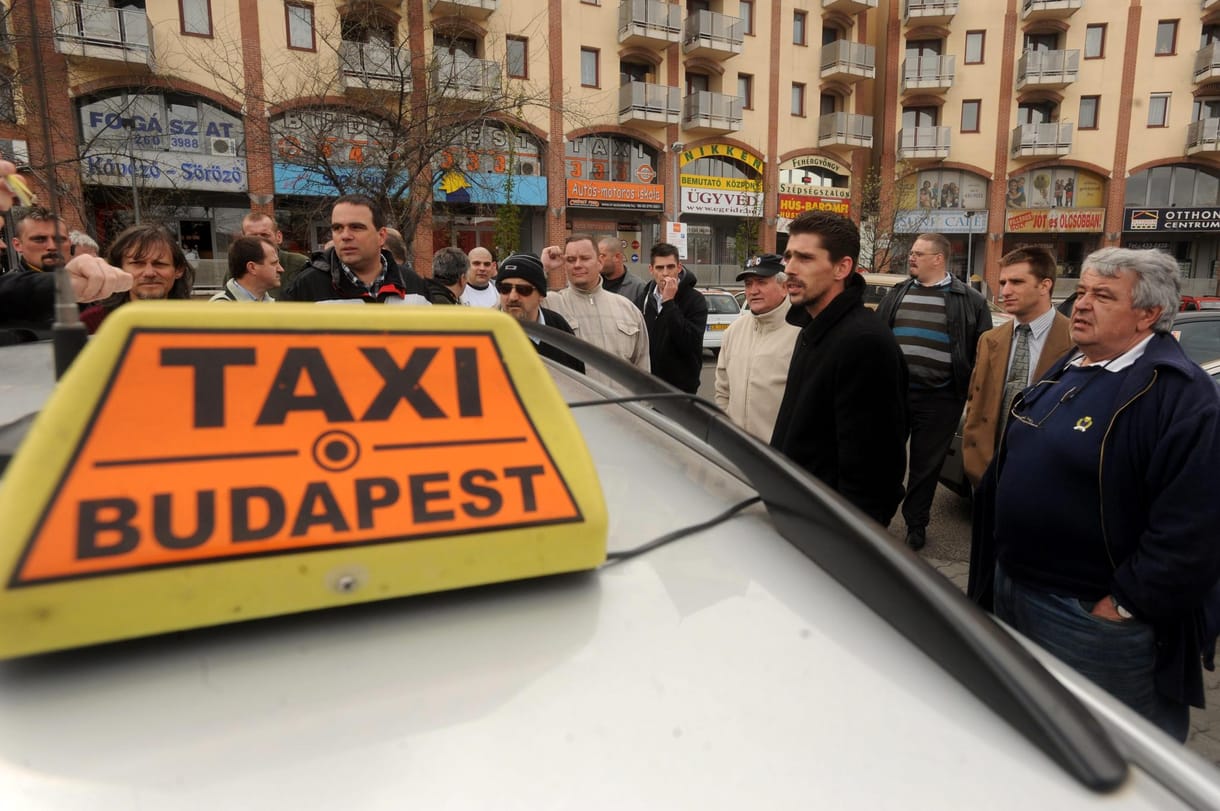Taxis társaságokat bírságolt a GVH