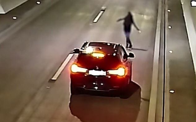 Kamera vette, ahogyan egy fekete SUV megállt az M85-ös alagútjában, csak hogy a sofőr és utasa elkezdjenek bohóckodni