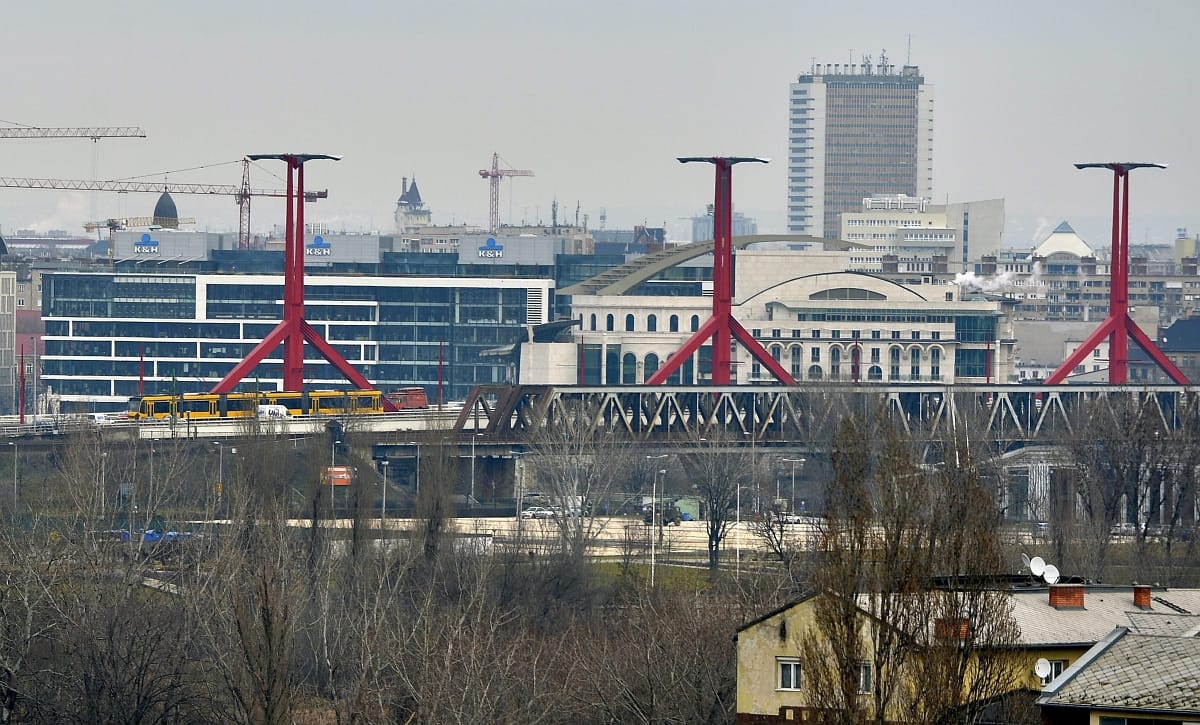 Leszakadt egy felsővezeték, teljesen le fogják zárni hétfőn a Rákóczi hidat