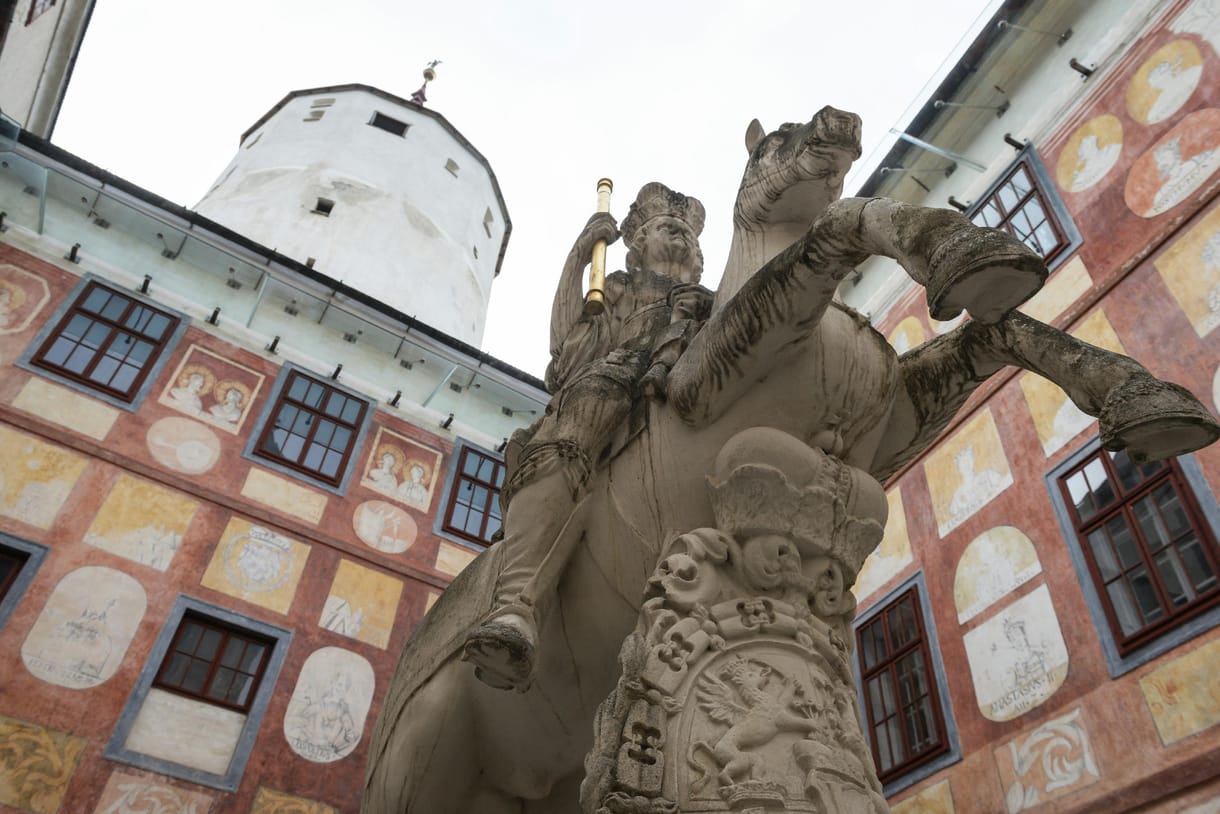 Nálunk a NER-udvar vinné a kastélyokat, Burgenlandban a gazdaságot és a turizmust pörgeti az örökség