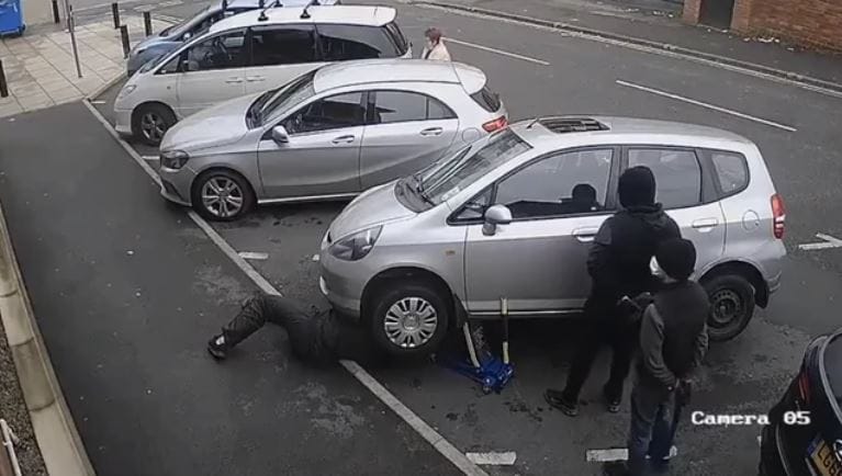 Mint egy oktatóvideó, ahogy ezek a katalizátortolvajok fényes nappal dolgoznak