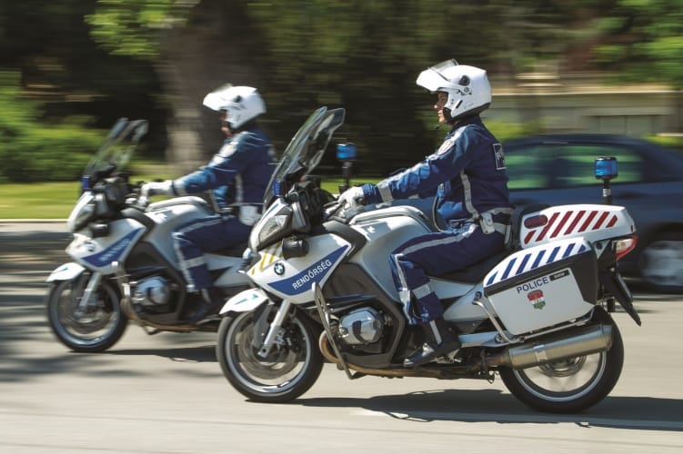 Súlyosan megsérült egy motoros rendőr Budapesten