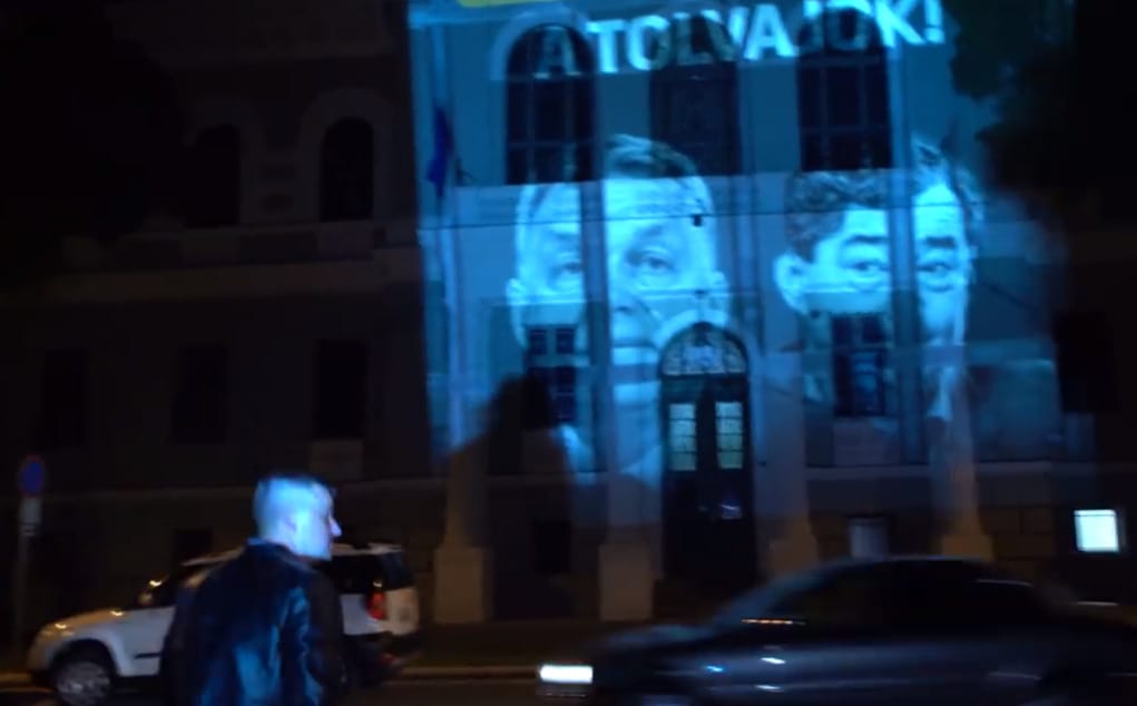 A Csillag börtön falára vetítette Orbán és Mészáros portréját Jakab Péter 