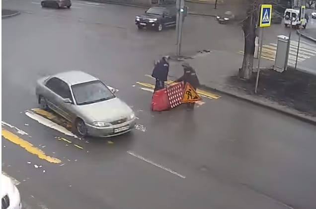 Egy terelőjelzés reménytelen élete egy percben – videó