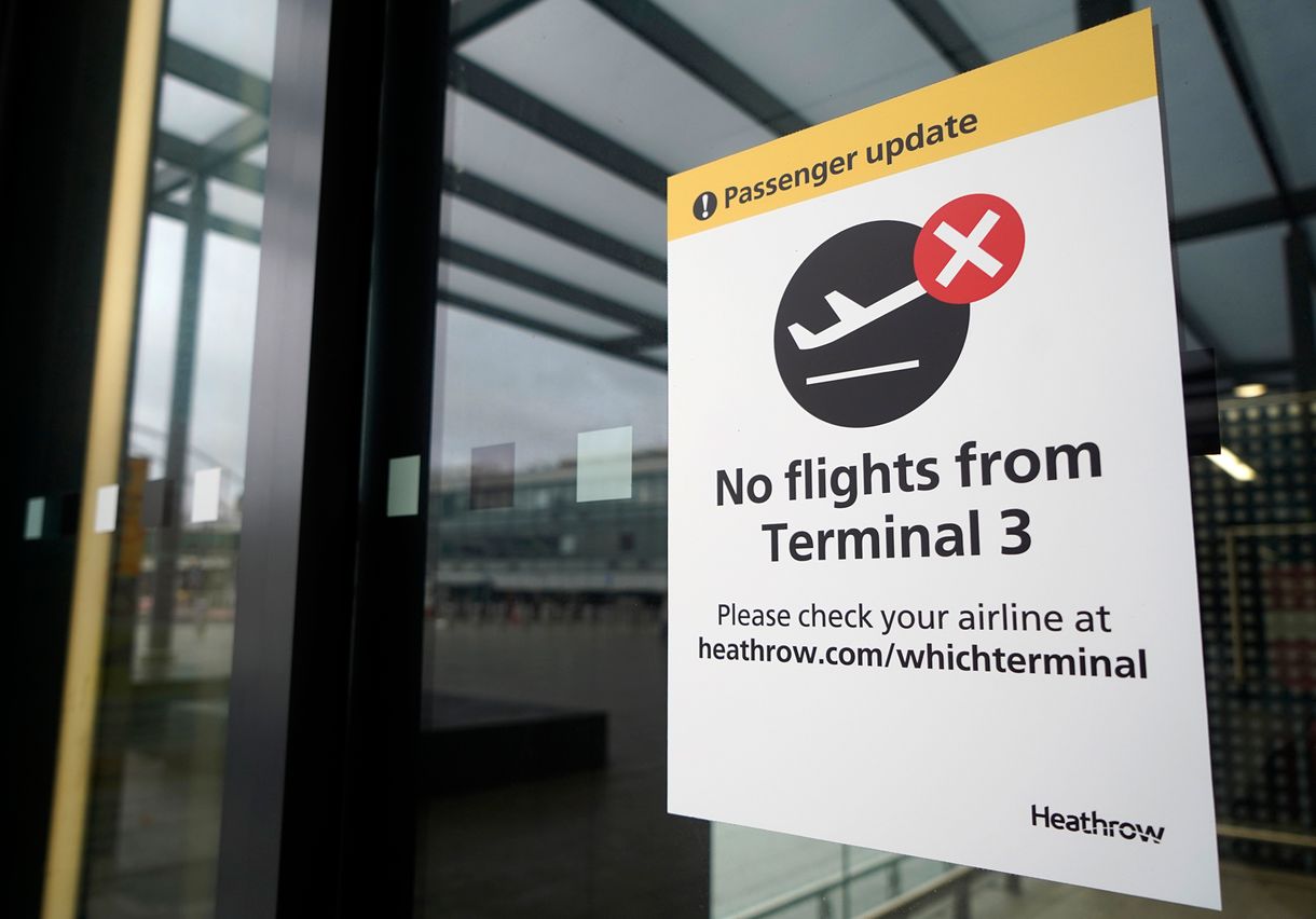 Hatórás sorok a Heathrow-n, volt, hogy a rendőröknek kellett rendet tenniük