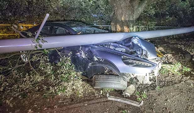 Részeg sofőr végzett ki egy Aston Martin Rapidét - fotó