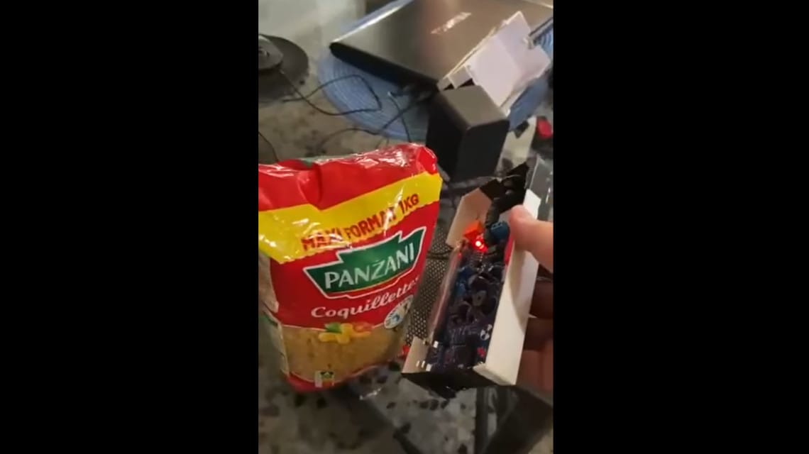 Kamu videó terjed a Facebookon: azt állítja, radioaktív por van a Panzani tésztájában