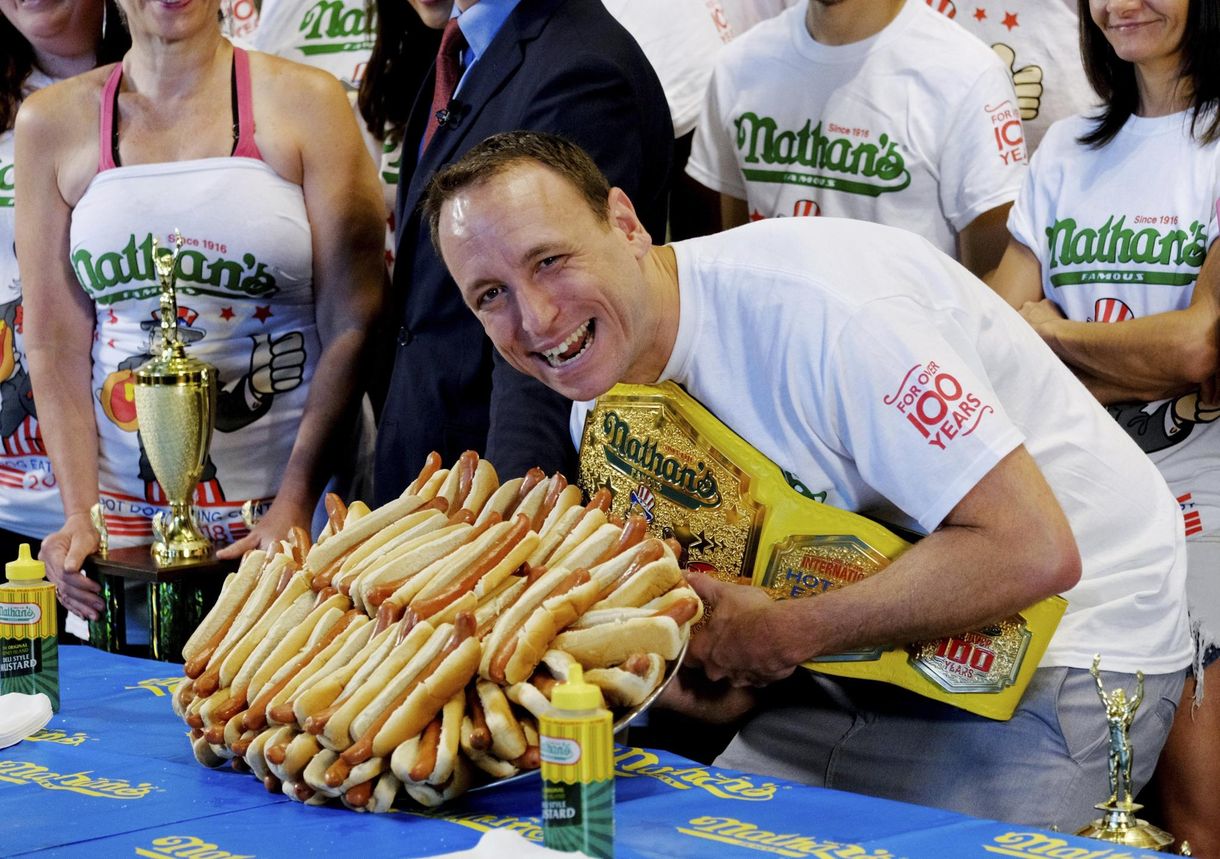 Hihetetlen rekord dőlt meg a hotdogevő bajnokságon
