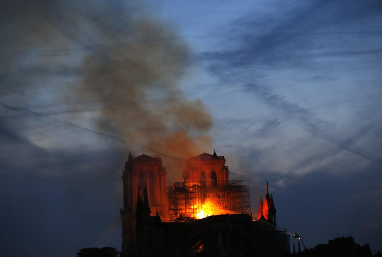 Macronon élcelődik a Notre-Dame-tűz miatt korábban megjelenő Charlie Hebdo