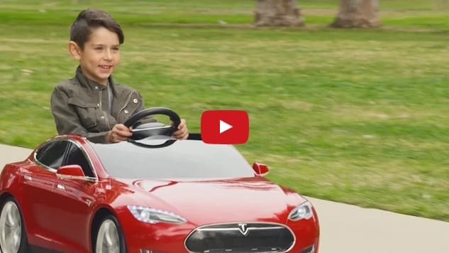 Pedálos autó? Felejtse el, megjött a gyerekeknek szánt Tesla – videó