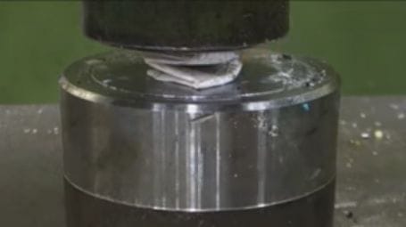 Videón a bizonyíték: nem lehet 7-nél többször félbehajtani egy A4-es papírlapot