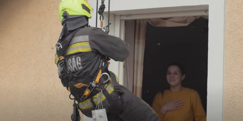Így kéri meg egy igazán romantikus tűzoltó a párja kezét