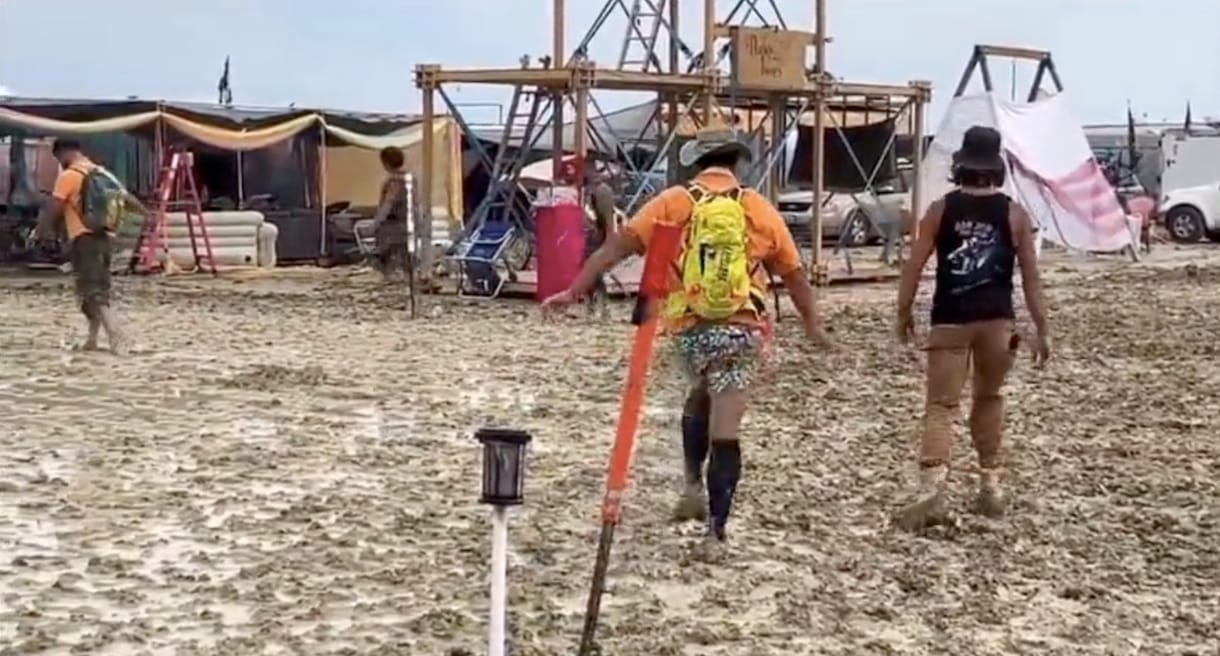 Burning Man fesztivál: egy ember meghalt, tízezrek ragadtak a sártengerben