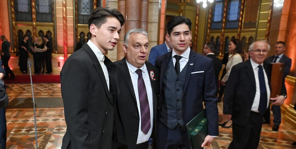 A Liu testvérekkel pózolt Orbán Viktor – fotók