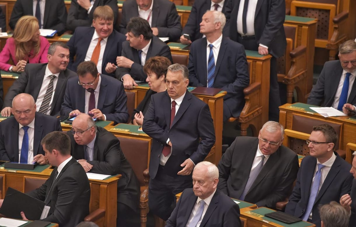 Orbán imádkozik vagy izgul?