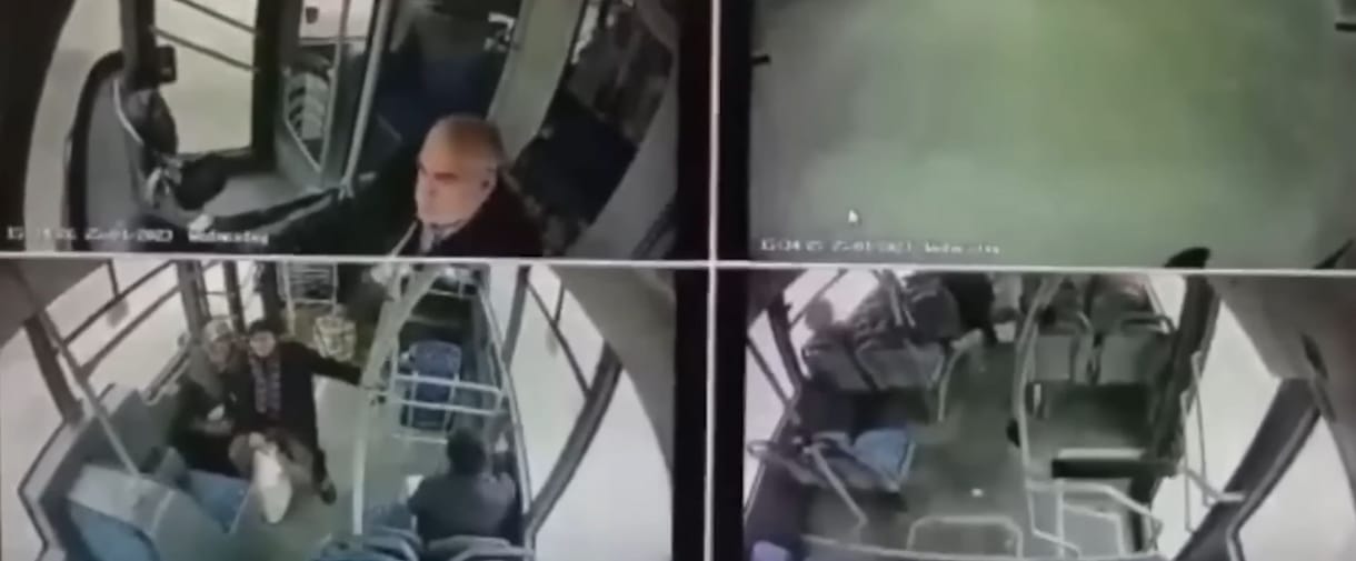 Több kamera is felvette, amikor egy busz tóba rohant Törökországban 