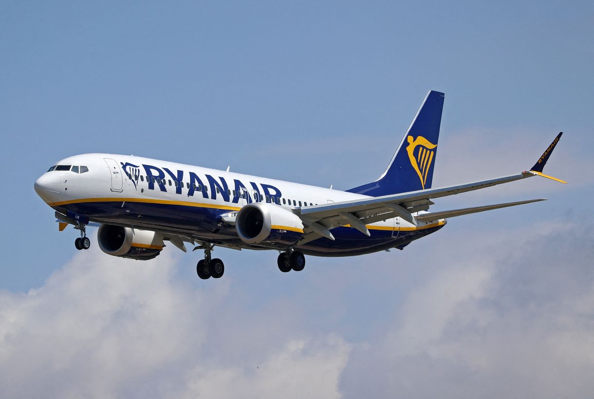 Kivehet 10 francia repteret a kínálatából a Ryanair a belengetett adóemelés miatt