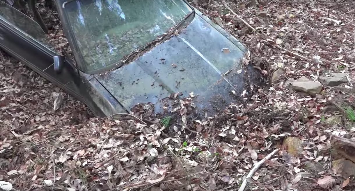 Így néz ki egy autó, ami 20+ évig volt félig a földbe temetve