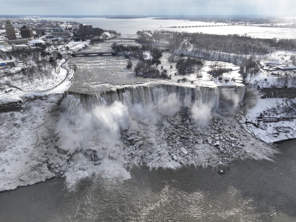 Lélegzetelállító a befagyott Niagara látványa – képek