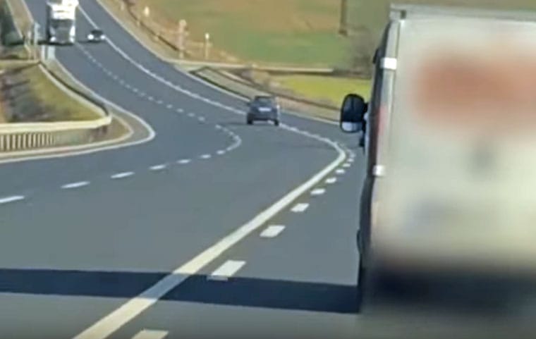 Ez az autós nem előzött, fogalma sem volt a felfestésről