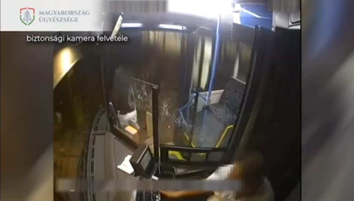 Hozzávágta sörösüvegét a buszsofőrhöz, garázdaság miatt ítélhetik el – videó