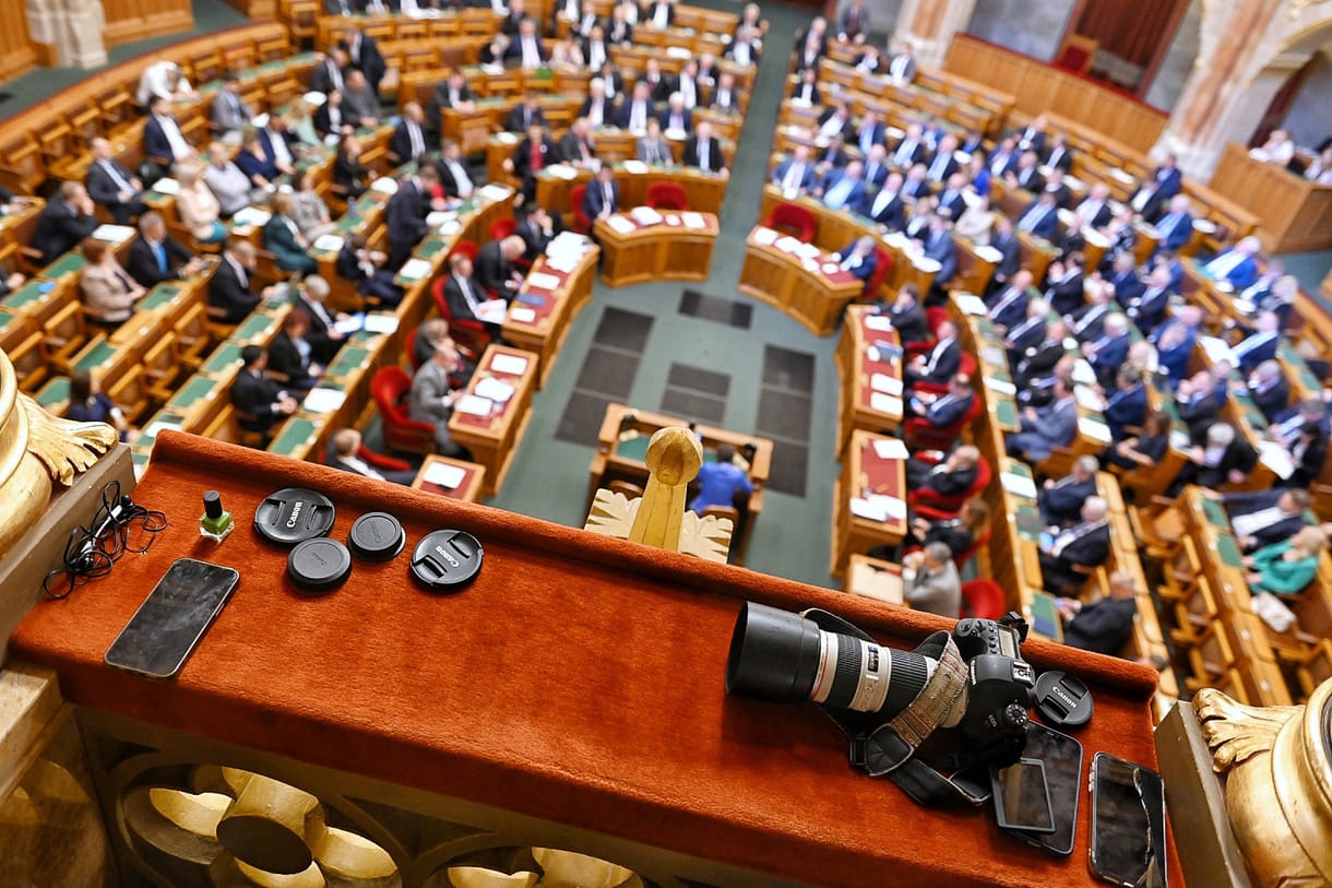 Felfüggesztették a parlamenti belépőjét a Telex egyik újságírójának, miután elaludt az Országházban