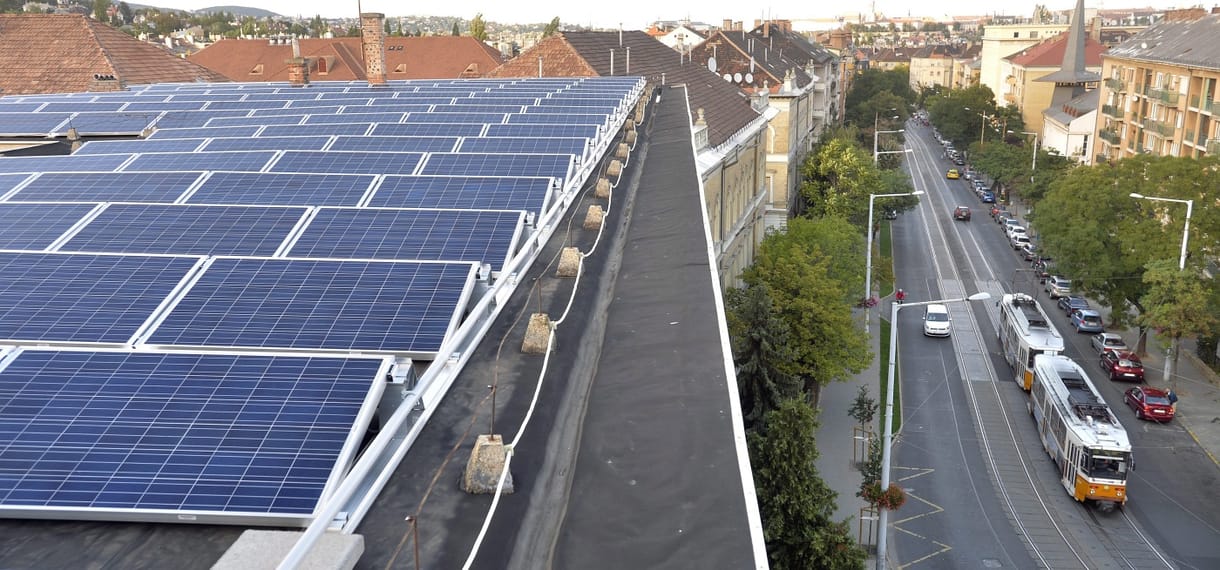 A napenergiatermelés jóval több a gazdag Nyugat úri huncutkodásánál