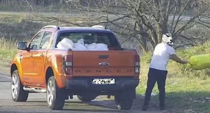 Itt van két autós, aki nagyban pakolja le a szemetét az Ócsai útnál