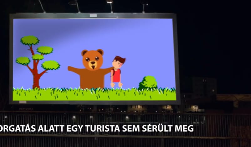 Videó: Már élő plakátja is van a Kétfarkú Kutya Pártnak