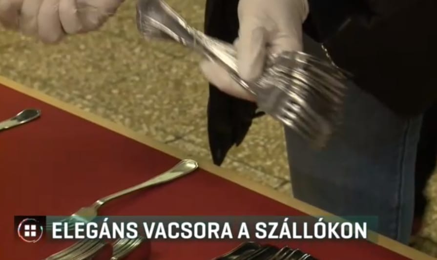 Elegáns vacsorát szerveztek hajléktalanoknak