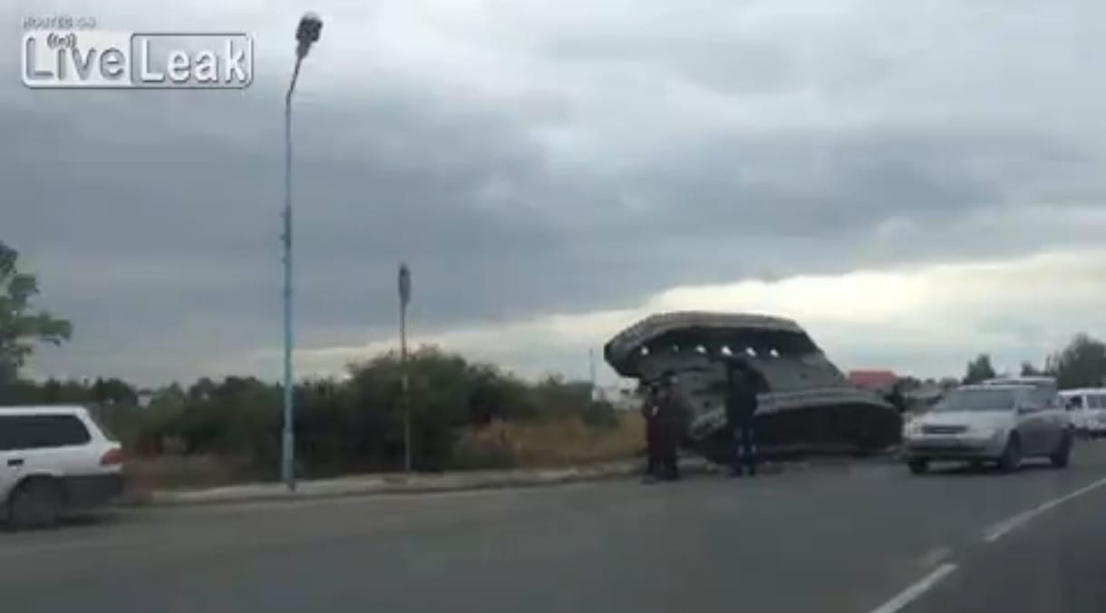 Ilyen, amikor egy felborult tank akadályozza a forgalmat – videó