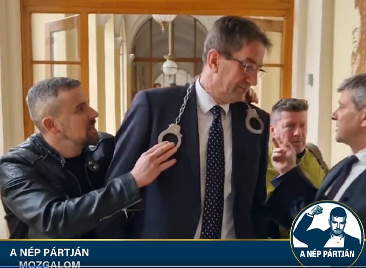 Videó: Jakab Péter egy bilincset akasztott Völner Pál nyakába a bíróságon