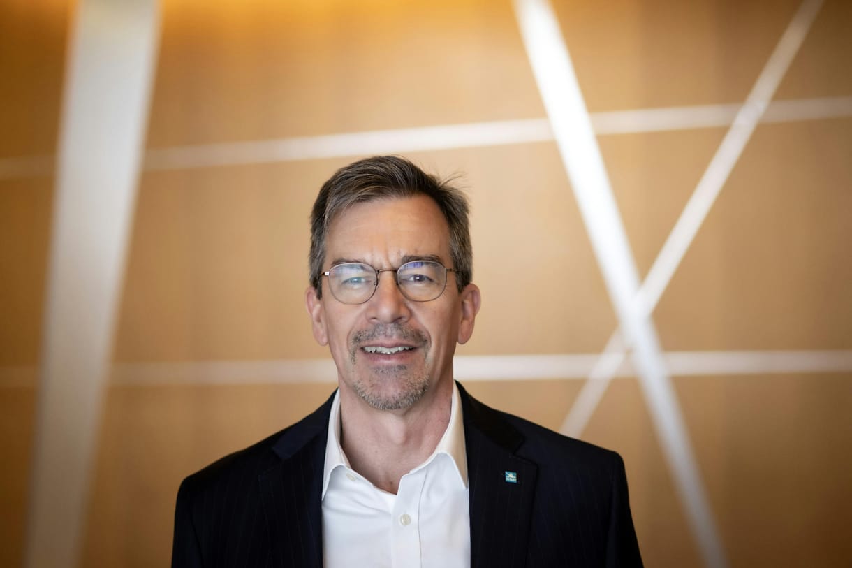 A készpénz nem tűnik el, de nem ezé a jövő – interjú Peter Roebbennel, a K&H Bank vezérigazgatójával