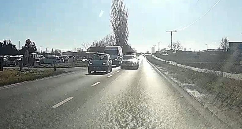 Elmagyarázta a rendőrség, miért nem használt villogót és szirénát egy balesetveszélyesen előző rendőr – videó