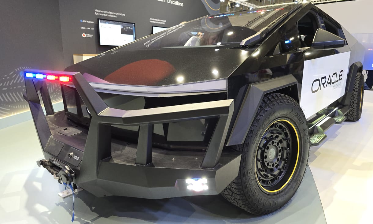 Szolgál és véd: megnéztük a villogós-szirénás legújabb Tesla Cybertruckot