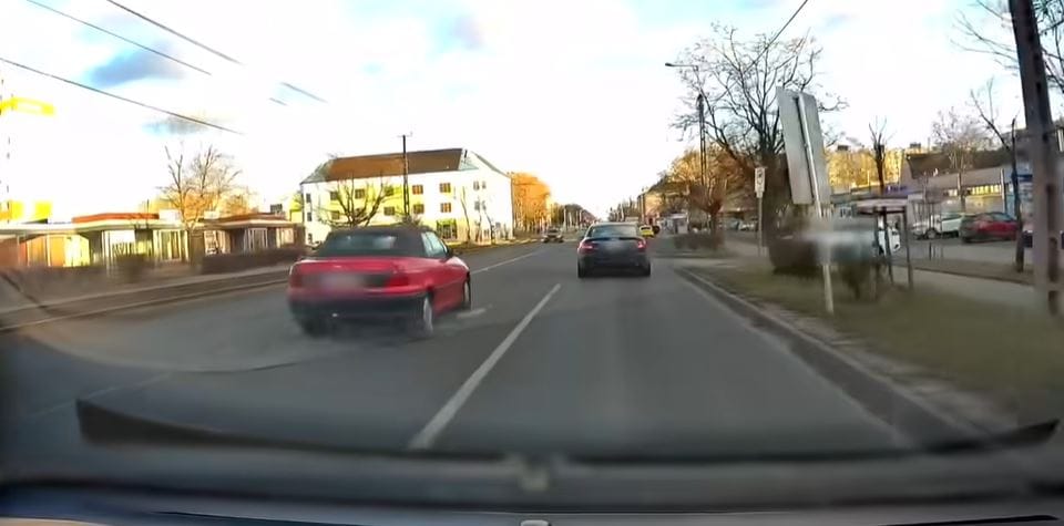 A fedélzeti kamerával felvett szabálytalanságok budapesti rekordere egy piros Opel