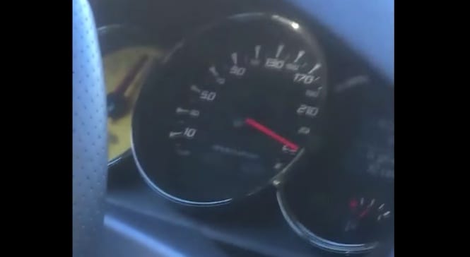 250 km/h-val repesztett a Renault, amikor balról simán megelőzték – videó
