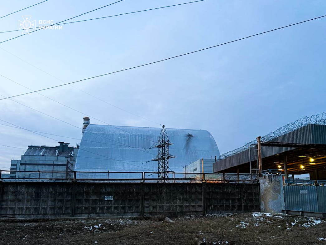 Zelenszkij: Orosz harci drón csapódott a csernobili atomerőmű szarkofágjába, a kár jelentős – videón az eset