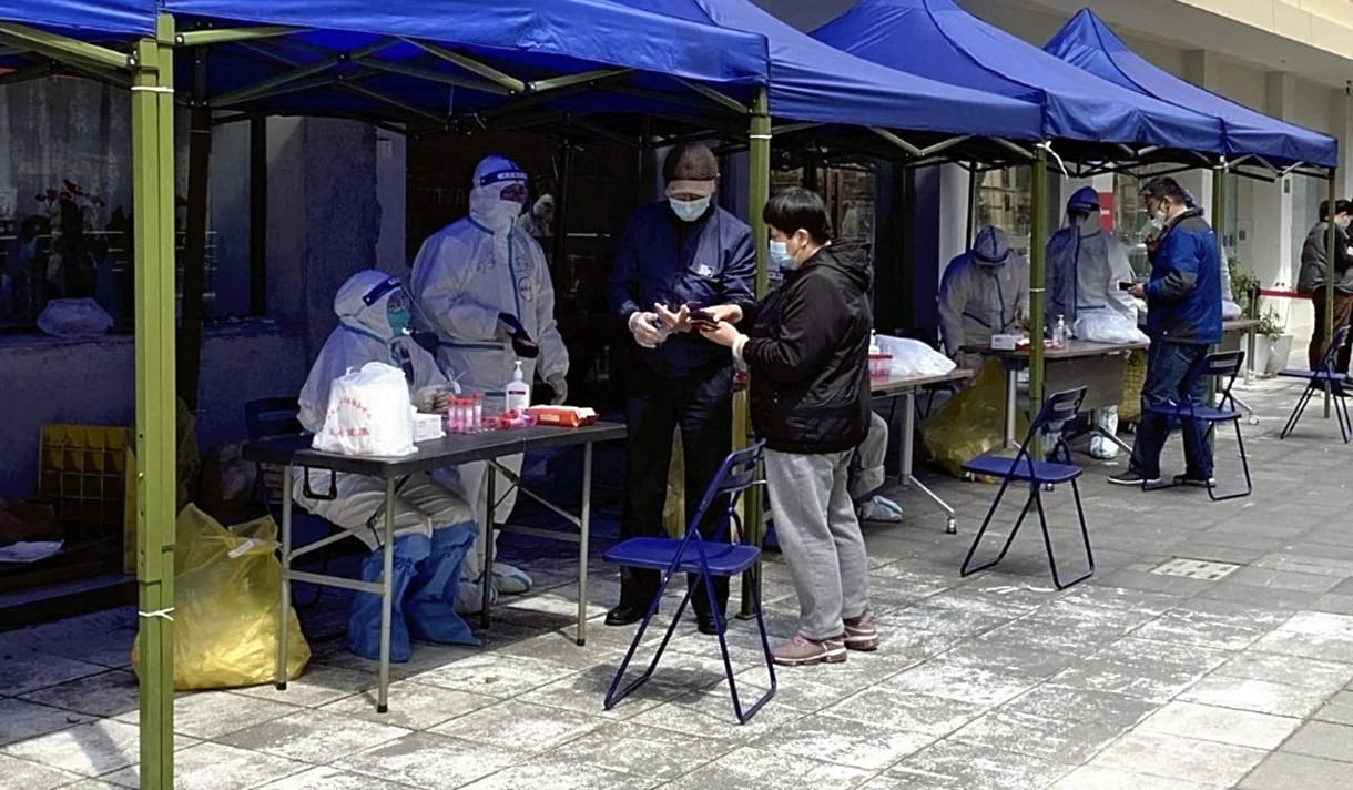 Elválasztják a gyerekeket a szülőktől Sanghajban a karanténszabályok miatt