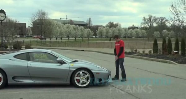 Így hőbörög egy pofátlan Ferrari-tulaj, ha megviccelik – videó