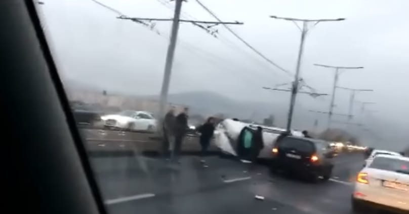 Két autó ütközött az Árpád hídon, baleset volt az M3-as bevezetőnél – beállt a környék