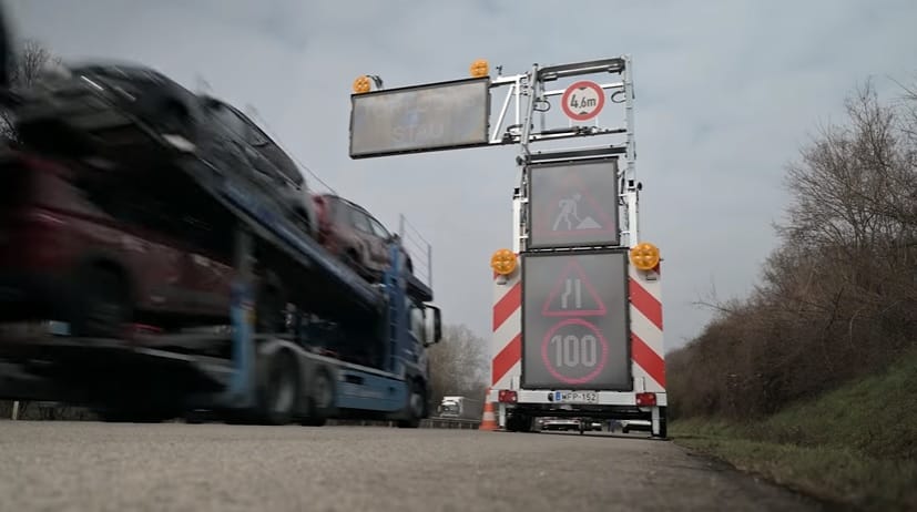 Még jobban látható figyelmeztető táblákat vet be a Magyar Közút a dolgozói biztonságáért