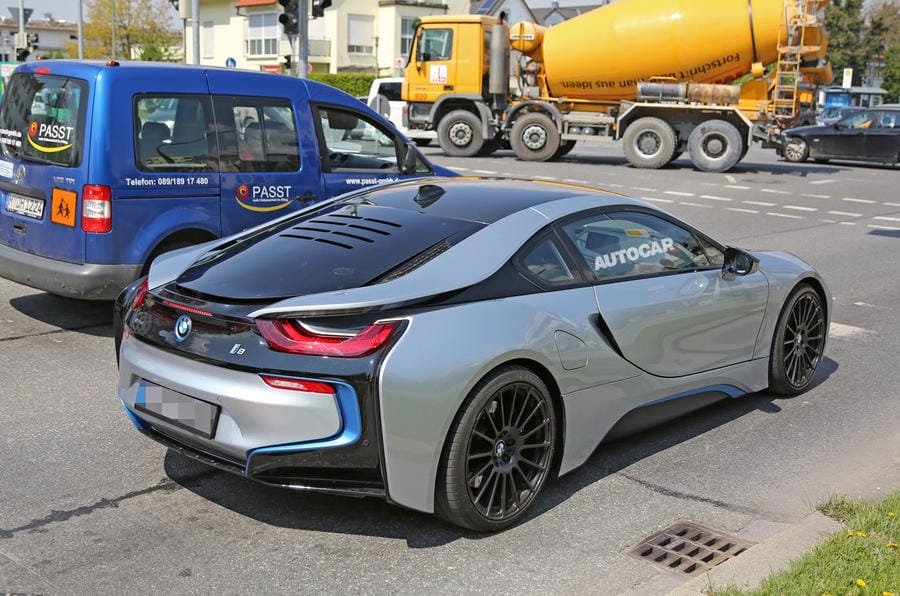 Ilyen sofőrje sem volt még a BMW i8-nak