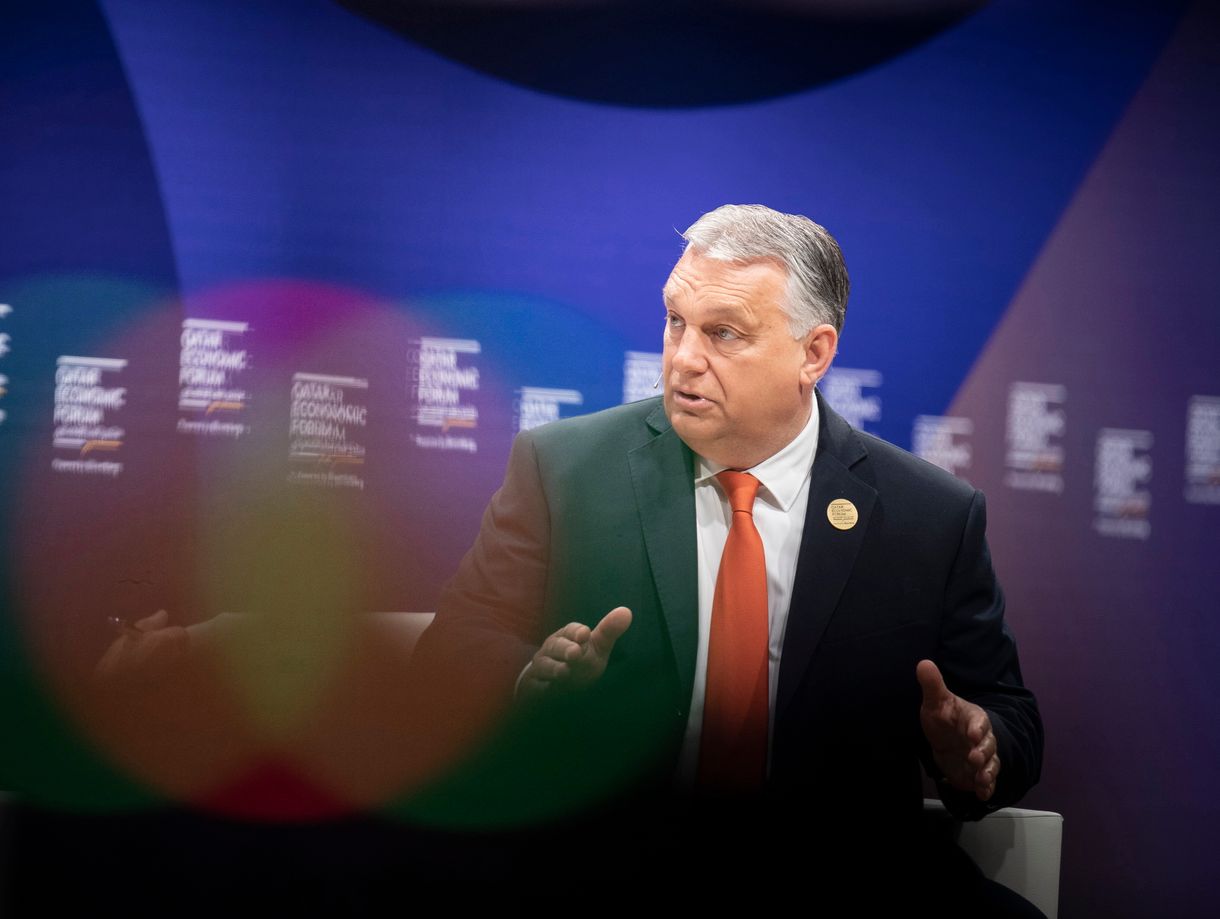 Ha elszigetelődik, interjúkban mondja el, amit akar – így használja a külföldi sajtót Orbán Viktor