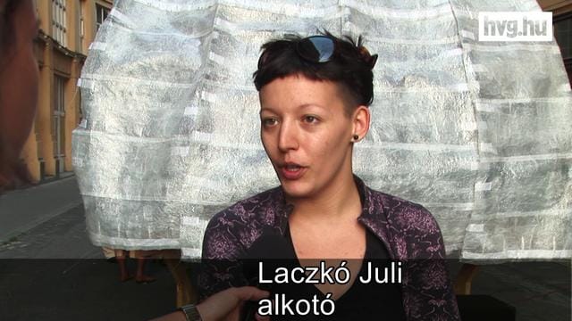 Hogy kerül egy műanyag fokhagymagerezd a belváros szívébe?