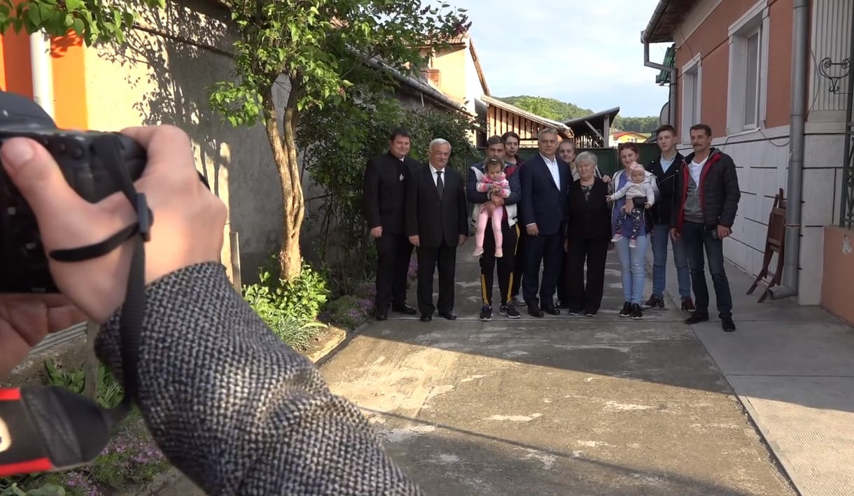 Erdélyi családot látogatott meg Orbán