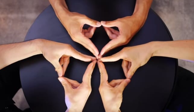 Zseniális: kaleidoszkópot csinálnak a kezükből (videó)